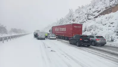İstanbul yolunda tipi: Ulaşım güçlükle sağlanıyor