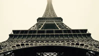 Eyfel Kulesi her yaz daha da yükseliyor