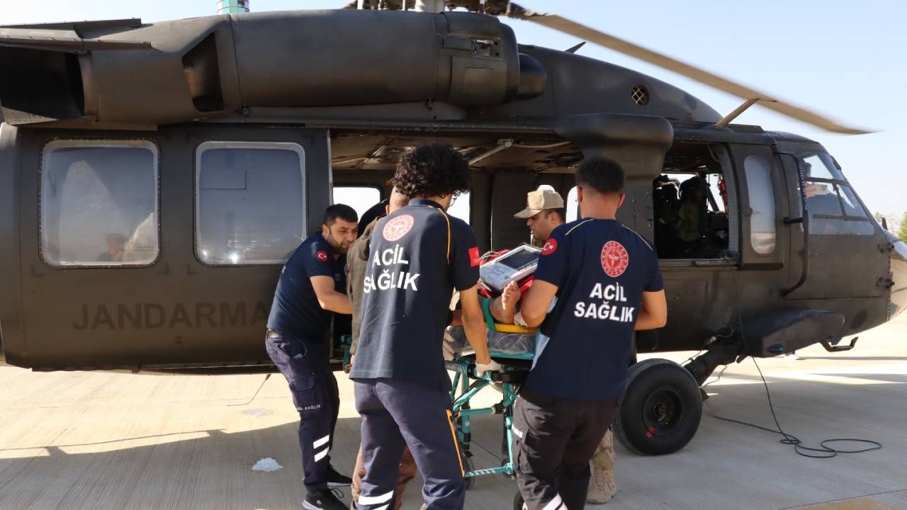 Askeri helikopter, yaralı işçi için havalandı