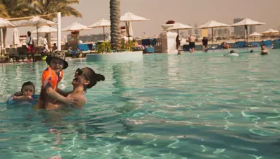 Meryem Uzerli kızlarıyla Dubai tatilinde