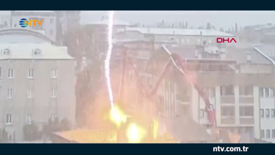 Bursa'da apartmana yıldırım düştü