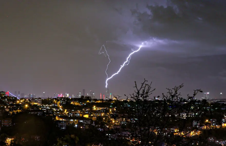 İstanbul'da sağanak ve fırtına hayatı felç etti 