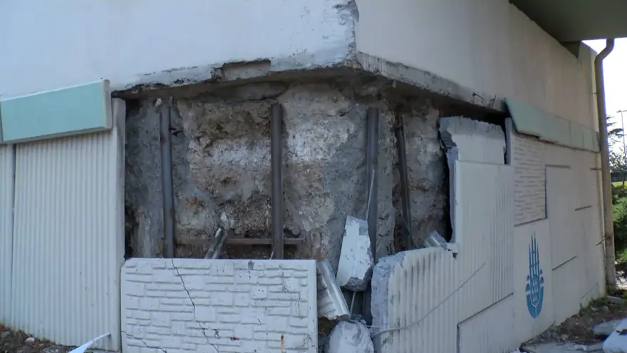 Bakırköy'de çevik kuvvet otobüsü üst geçide çarptı 6