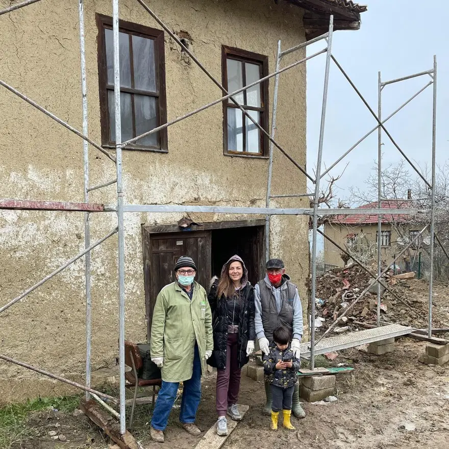 Oyuncu Burcu Kara doğduğu eve tadilat: Çökmesine gönlüm hiç razı değildi 2 Oyuncu Burcu Kara doğduğu eve tadilat: Çökmesine gönlüm hiç razı değildi 2