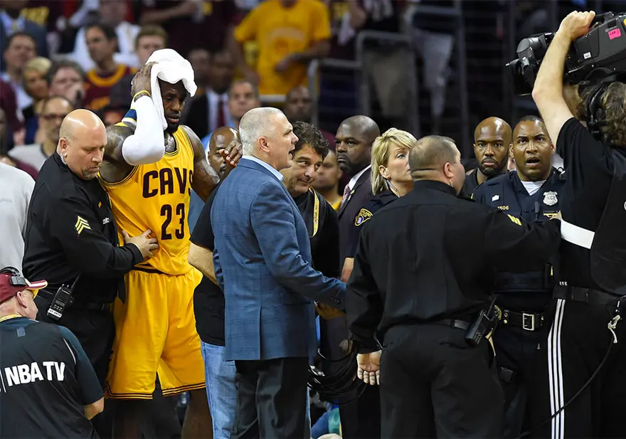 LeBron James'in kafası yarıldı 5