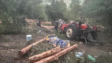 Devrilen traktörün altında kalan sürücü hayatını kaybetti