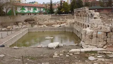 2 bin yıllık tarihi Roma Hamamı'nın suyu çekildi