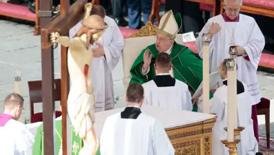 Papa, nefes almakta zorlanınca konuşmasını yardımcısı tamamladı