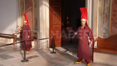 İstanbul'a 189 yıl sonra geri döndüler: Topkapı Sarayı'nın silahtarları yeniden görev başında