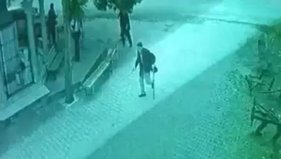 Bir elinde baston, bir elinde silah: 93 yaşındaki şüpheli 3 kişiyi yaraladı