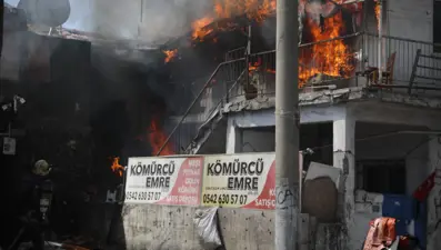 Evini yaktı: Oturup yangını izledi