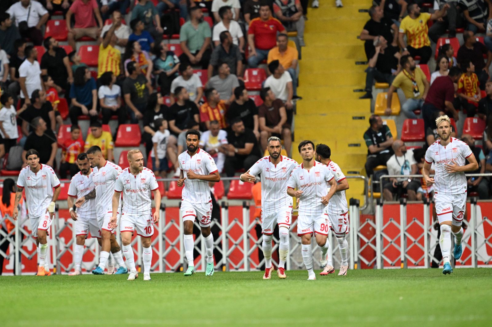Sivasspor, Kayseri'de 10 kişiyle kazandı