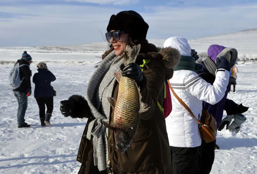 Donan Çıldır Gölü'nde balık tutuyorlar 11