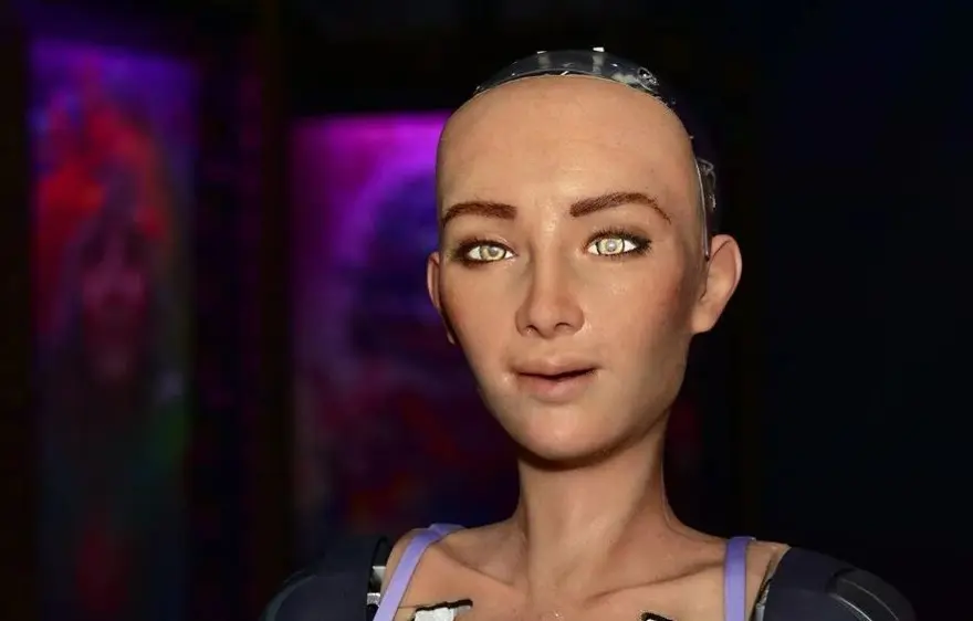 Sosyal medya Oğuzhan Uğur'un programına katılan Robot Sophia'yı konuşuyor (Robot Sophia ne zaman, hangi ülkede, kim tarafından yapıldı?) 