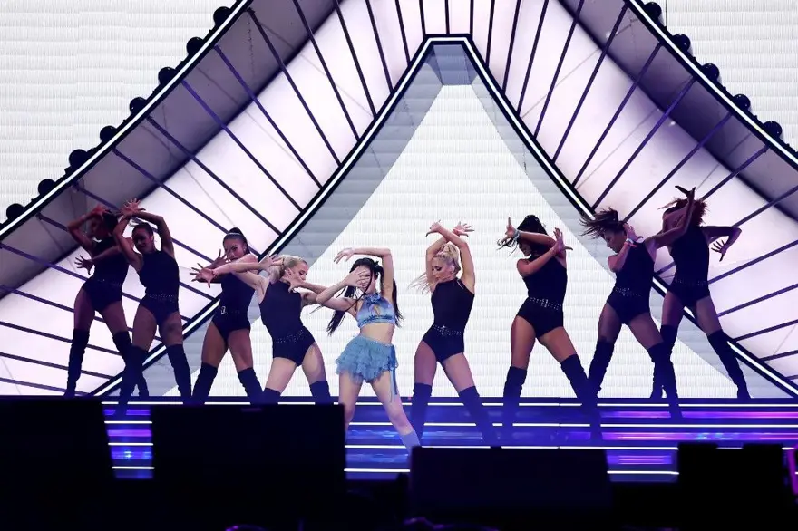 Nasıl K-pop idolü olunur: İnsani olmayan stajyerlik programı 