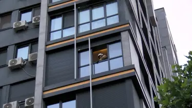 Kadıköy'de kendini kitlediği evi ateşe verdi