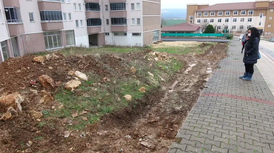 Bahçelerinden 2 bin yıllık tarihi eser çıkan site sakinleri: Çok mutlu olduk 8