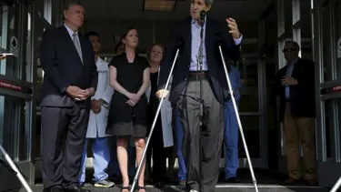 Kerry hastaneden koltuk değnekleriyle çıktı