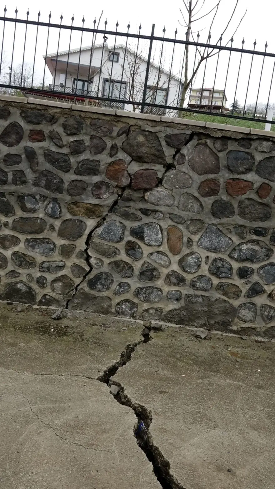 Yolda derin çatlaklar oluştu: Endişelendiren görüntü 3