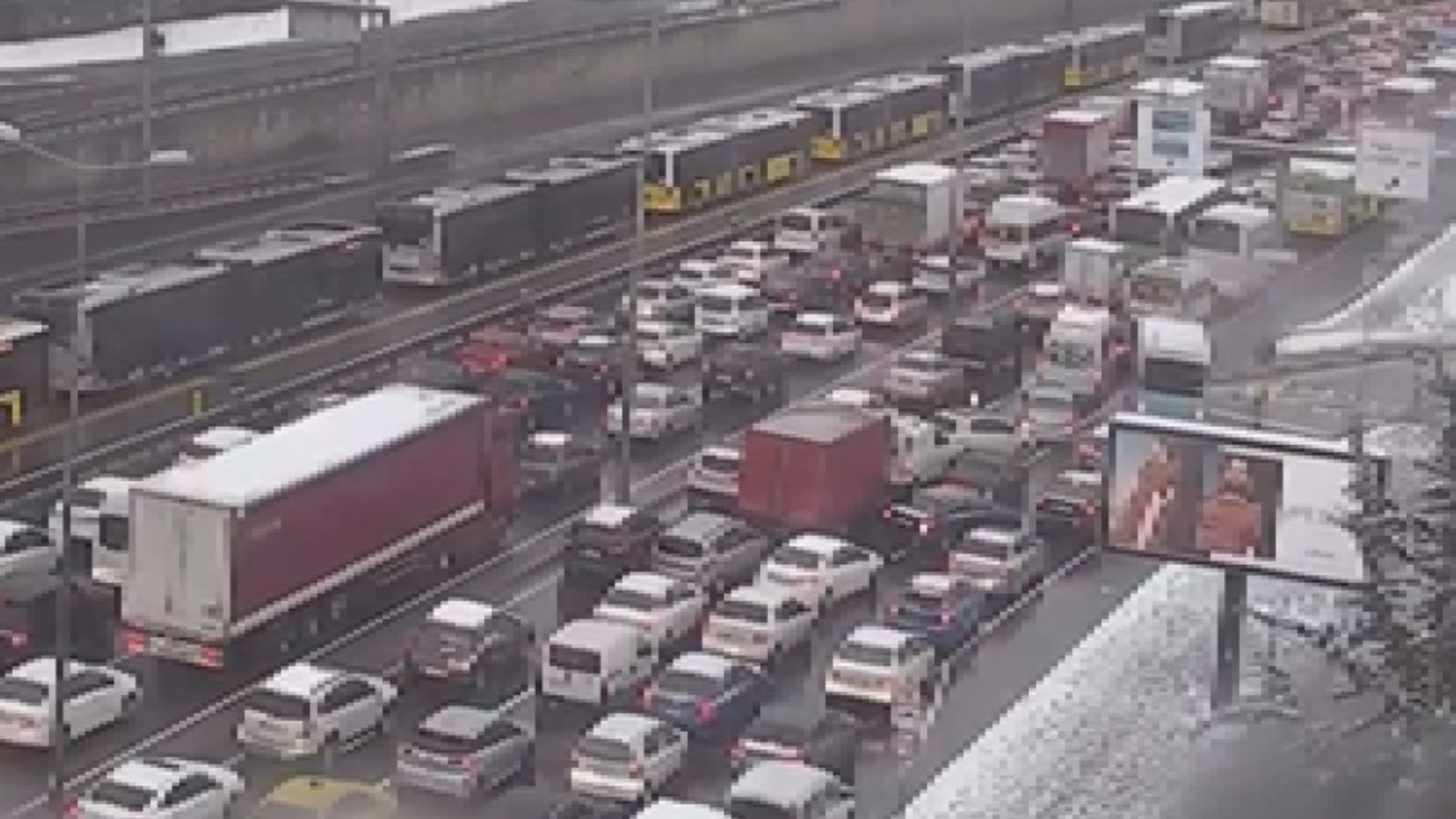 SON DAKİKA HABERİ: İstanbul Haramidere'de E-5'te yoğun kar nedeniyle trafik durdu