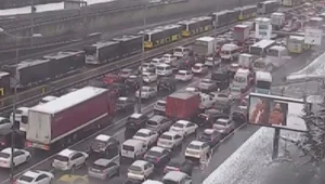 SON DAKİKA HABERİ: İstanbul Haramidere'de E-5'te yoğun kar nedeniyle trafik durdu SON DAKİKA HABERİ: İstanbul Haramidere'de E-5'te yoğun kar nedeniyle trafik durdu