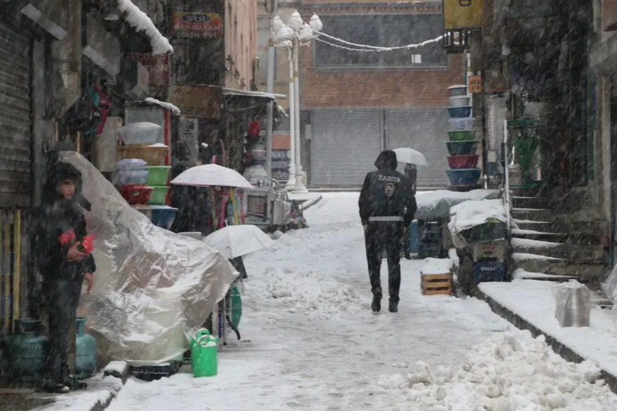 Hakkari’degece kar bastırdı, taşımalı eğitime ara verildi 3