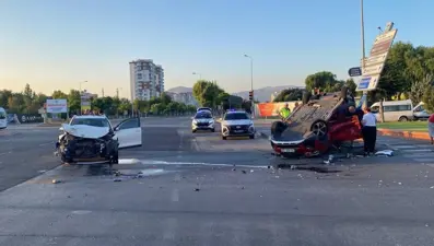 Kavşakta feci kaza: Biri takla attı, diğeri hurda yığınına döndü