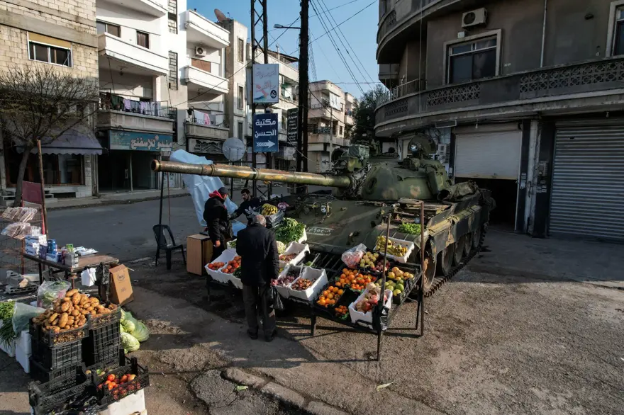Suriyeli esnaf Esad'ın tanklarını manav tezgahına çevirdi Suriyeli esnaf Esad'ın tanklarını manav tezgahına çevirdi