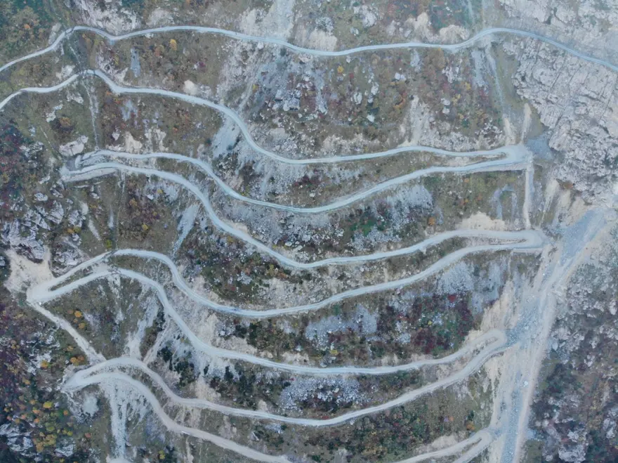 'Dünyanın en tehlikeli yolu' Derebaşı Virajları'ndan geçmek cesaret istiyor 
