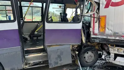 Artvin'de minibüs TIR'a çarptı: 2'si ağır 12 yaralı