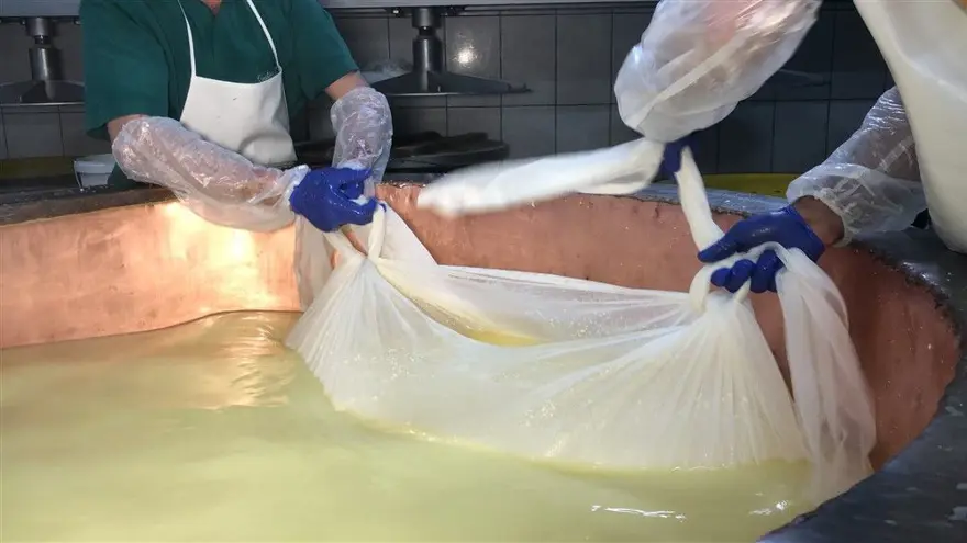Kars'ta dünyaca ünlü gravyer peynirinin üretimine başlandı 22