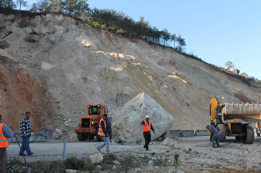 Dev kaya yola düştü 5