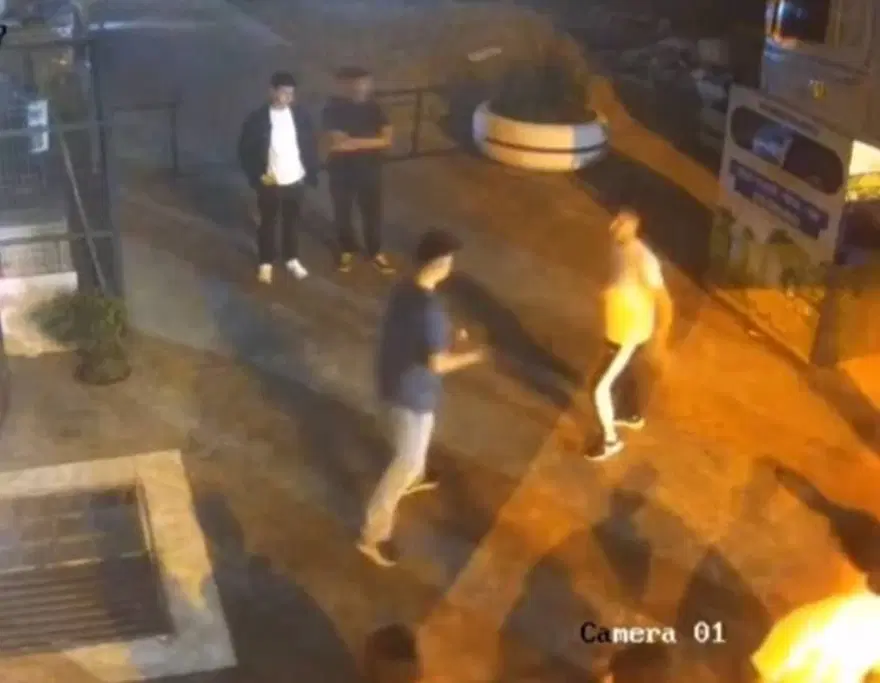 İstanbul'da sokak ortasında tekmeli yumruklu kavga 2