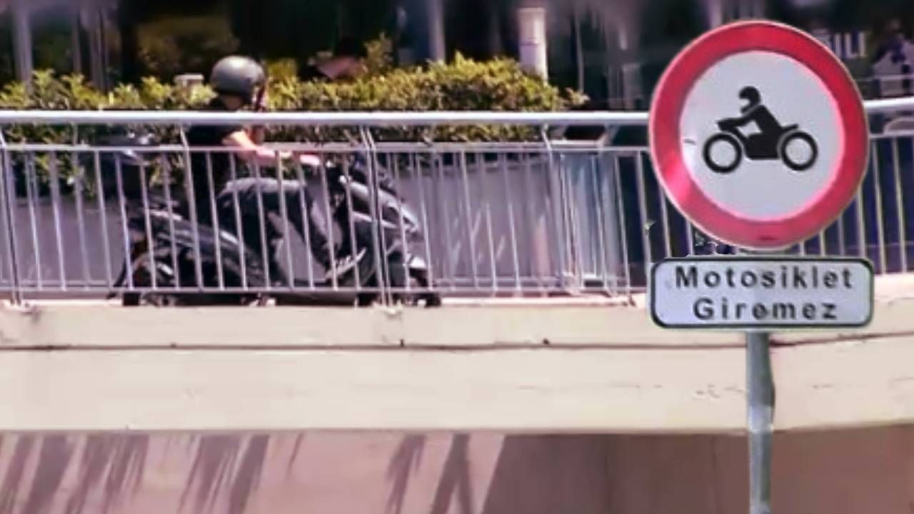 Üst geçit motokuryelerin işgali altında: "Korna dahi çalıyorlar"