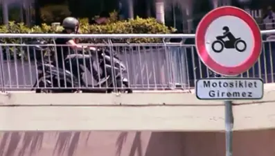 Üst geçit motokuryelerin işgali altında: "Korna dahi çalıyorlar"