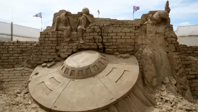 Uzay temalı kum heykeller sezonu açıldı