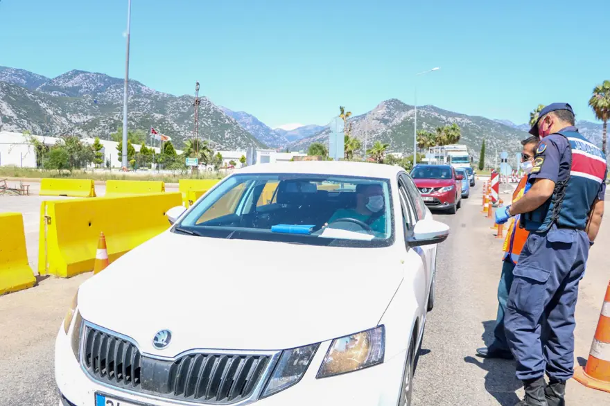 Antalya girişinde uzun araç kuyruğu 4