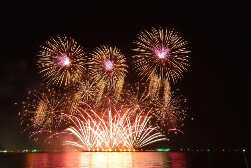 Tayland'da havai fişek festivali renkli görüntüler oluşturdu 6