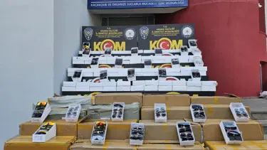 Adana'da 12 bin kaçak güneş gözlüğü ele geçirildi