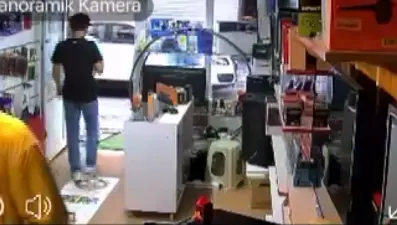 Hırsızı ava girerken yine avlandı! Konsol çalanları yakalamak isterken telefonundan da oldu