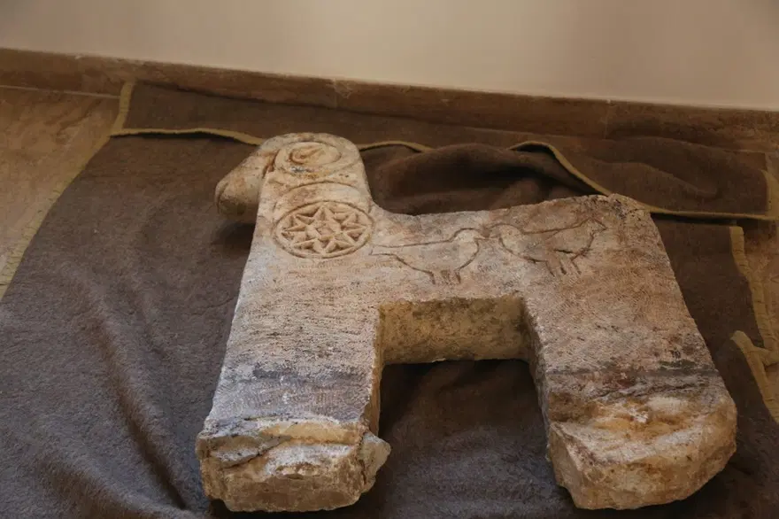 Kırmızı bültenle aranan tarihi mezar taşı bulundu 10