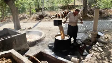 Taştan oyulmuş havuzlarda toplanıp 6 saat kaynatılıyor: Osmaniye'de yapımına başlandı