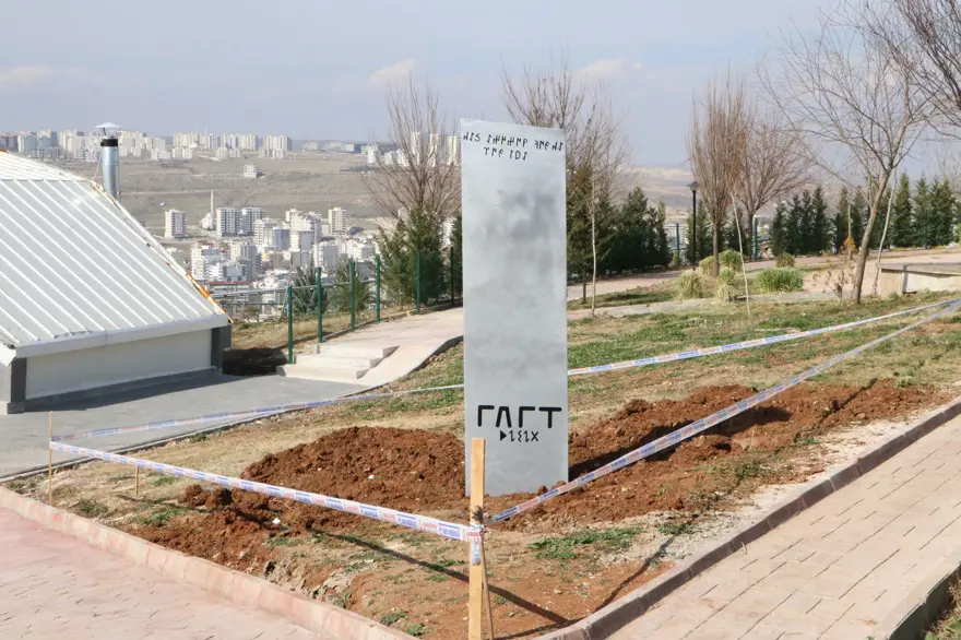 Şanlıurfa’da, bu kez belediye parka monolit dikti 4