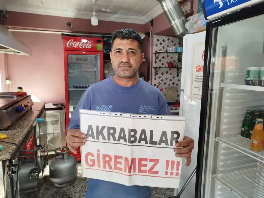 Bedavacı akrabalarından sıkıldı, duvara yazı yazdı: "Akrabalar giremez" pankartını gördüler yine geldiler 1 Bedavacı akrabalarından sıkıldı, duvara yazı yazdı: "Akrabalar giremez" pankartını gördüler yine geldiler 1