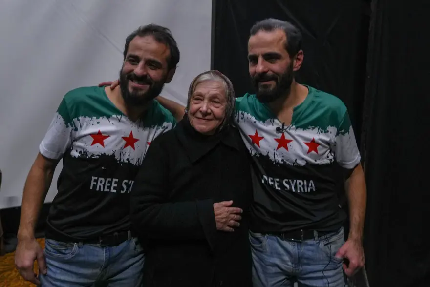 BAYRAKLI TİŞÖRTLERLE ÇIKTILAR 2