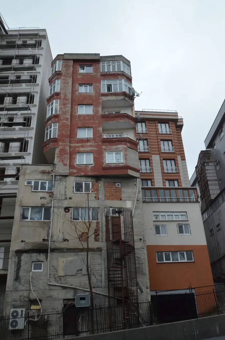 Bağcılar'da göreni şaşkına çeviren bina 6