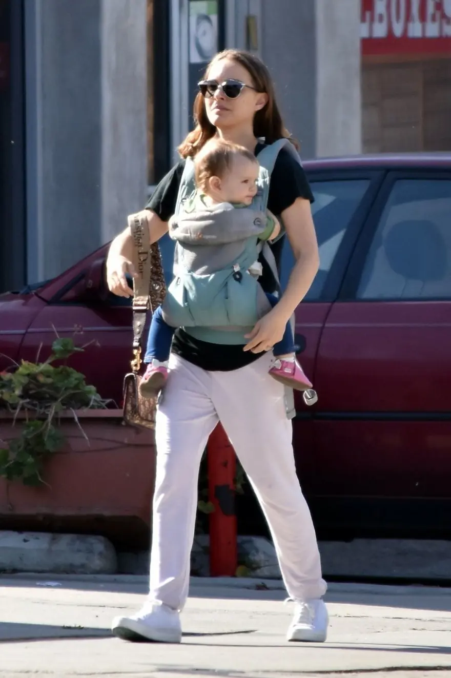 Natalie Portman kızıyla yürüyüşte Natalie Portman kızıyla yürüyüşte