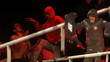 Rakip taraftarı soyup, bayıltana kadar dövdüler: Kanlı gecede maç yarıda kaldı