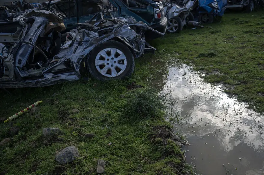 "Araba mezarlığı" felaketin boyutunu gözler önüne seriyor 8