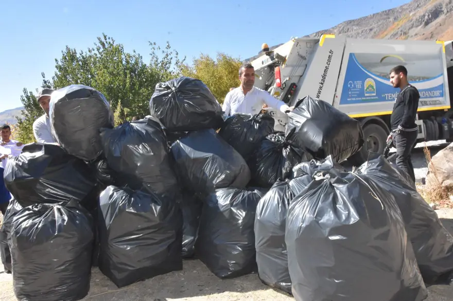 Nemrut Krater Gölü’nde sonbahar güzelliği eşliğinde çevre temizliği 20
